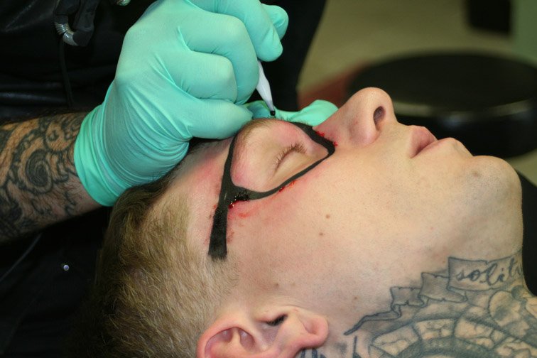 Gafas tatuadas en la cara