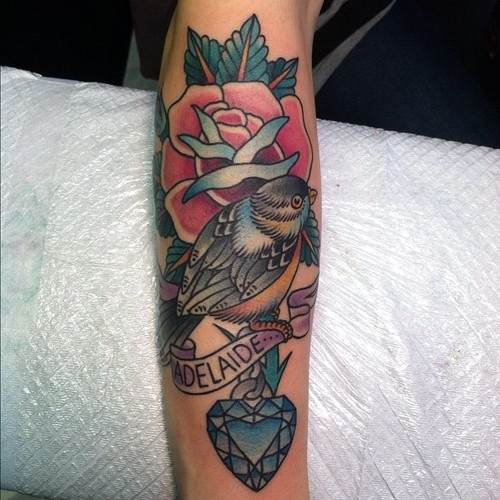 Tatuaje pájaro con texto