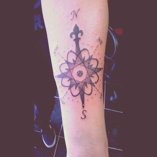 Tatuaje de la rosa vientos