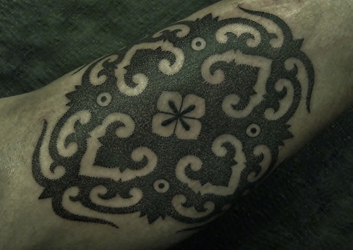 Tatuaje tribal dotwork