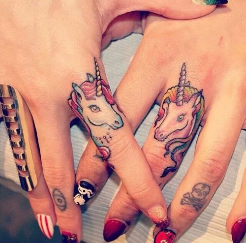 Tatuaje unicornios