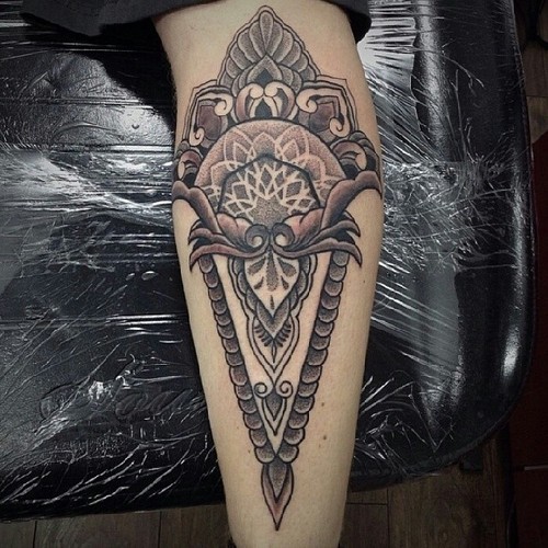 Tatuaje flor cortada por la mitad