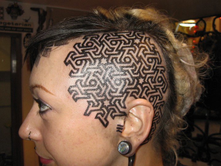 Tatuaje geométrico en la cabeza