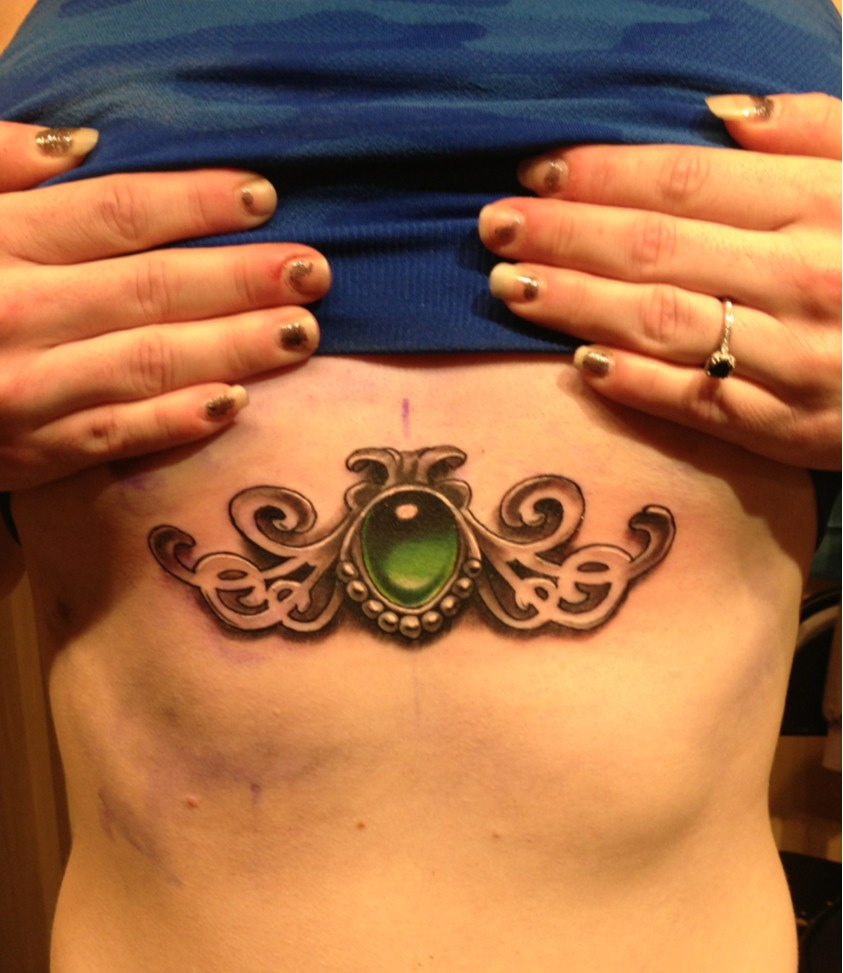 Tatuaje joya pecho