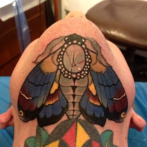 Tatuaje mariposa en la garganta