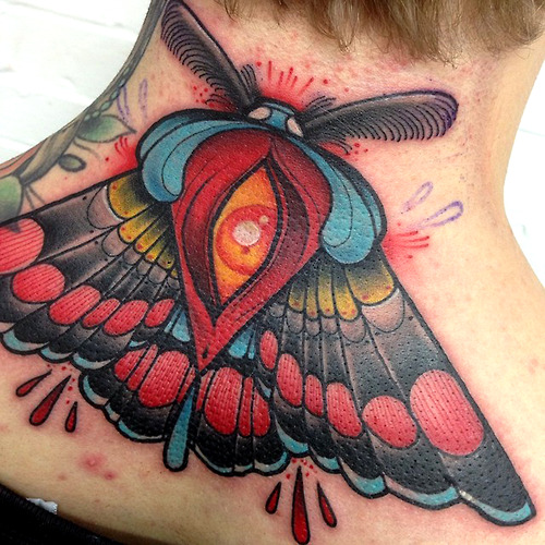Tatuaje mariposa roja y azul