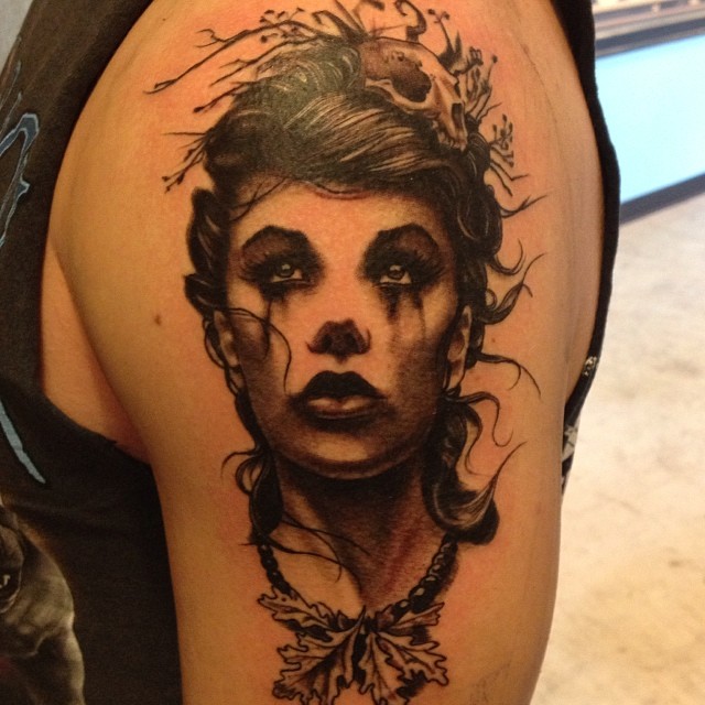 Tatuaje mujer en el hombro