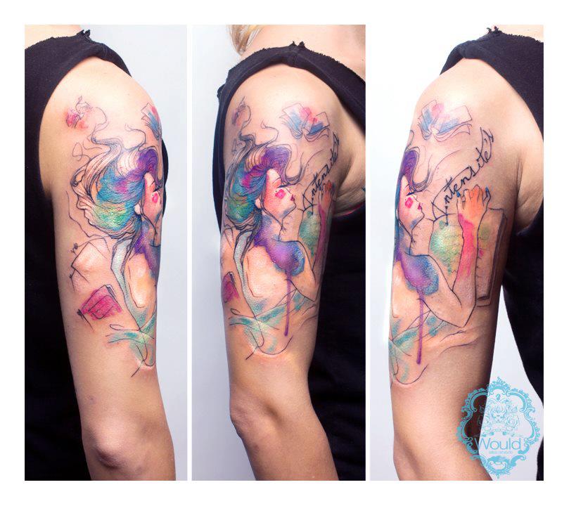 Tatuaje mujer leyendo