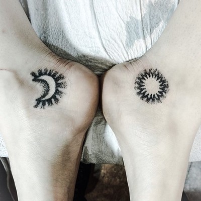 Tatuaje sol y luna en el pie