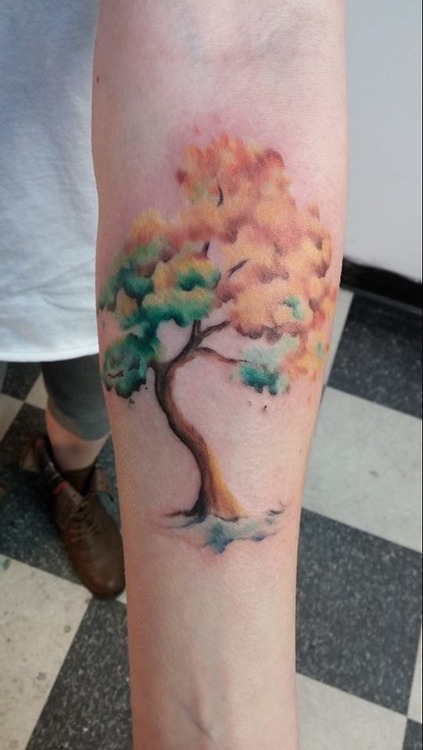 Tatuaje árbol de colores.