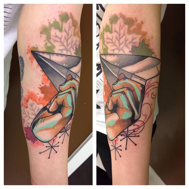 Tatuaje avión papel