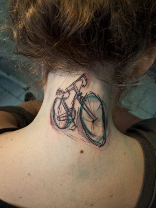Tatuaje bicicleta cuello