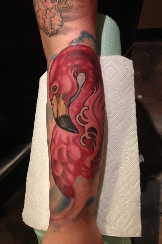 Tatuaje flamenco en el brazo