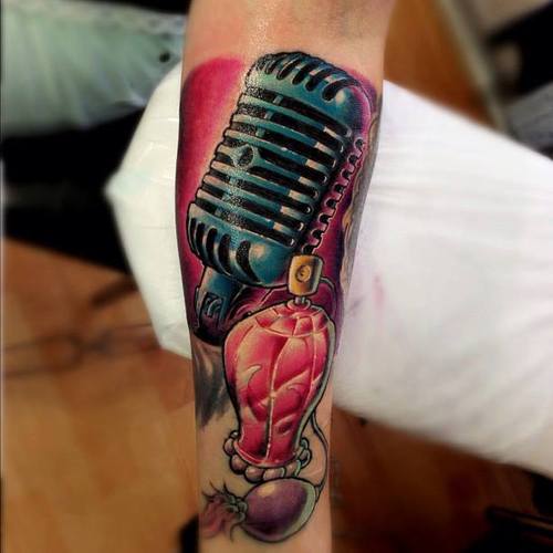 Tatuaje micrófono antiguo.