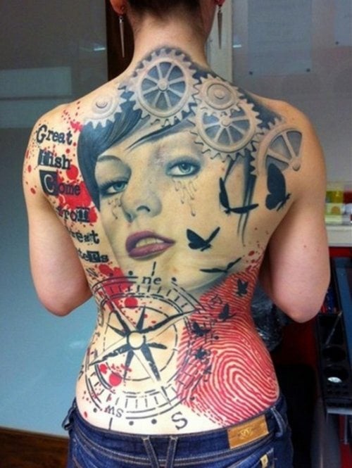 Tatuaje mujer llorosa espalda