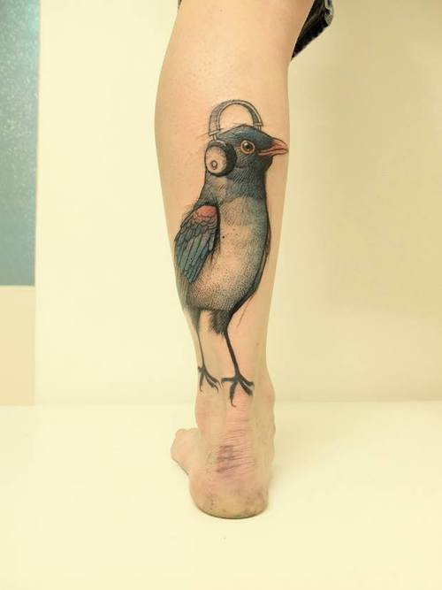 Tatuaje pájaro con cascos