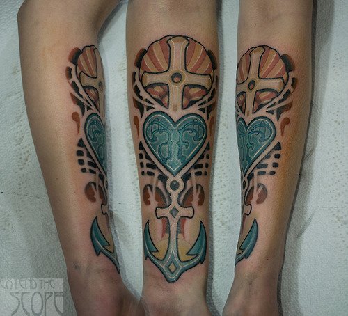 Tatuaje tres símbolos brazo