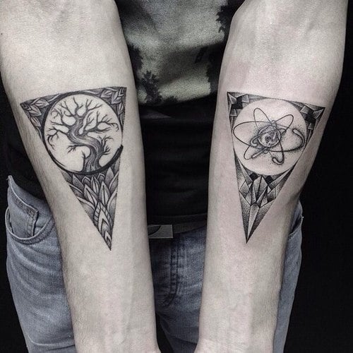 atuajes triángulos en los brazos