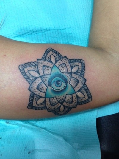 Tatuaje flor geométrica