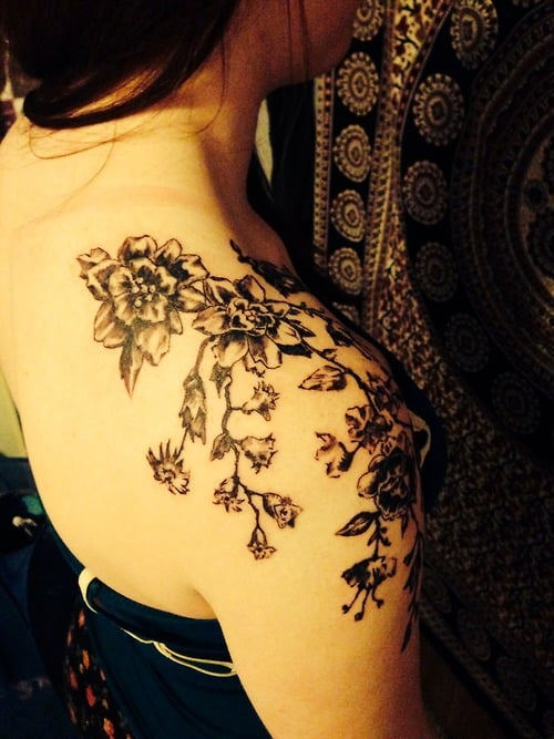 Tatuaje flores hombro