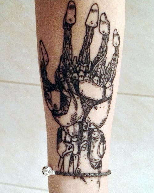Tatuaje mano biónica