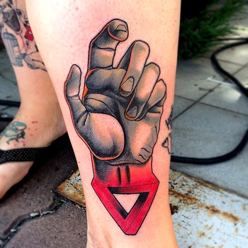 Tatuaje mano gris