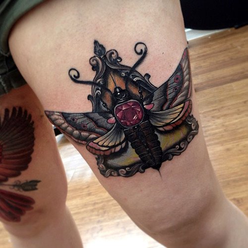Tatuaje mariposa en la pierna