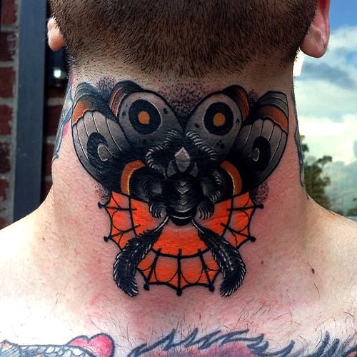 Tatuaje mariposa gris