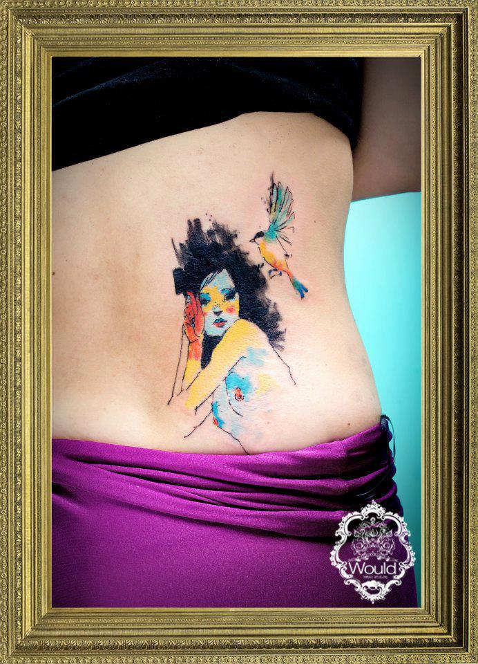 Tatuaje mujer semidesnuda