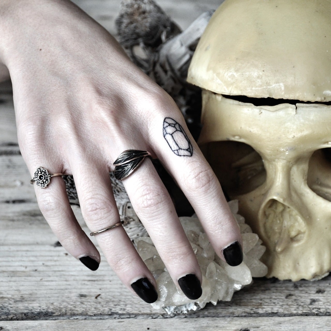 Tatuaje piedra en el dedo