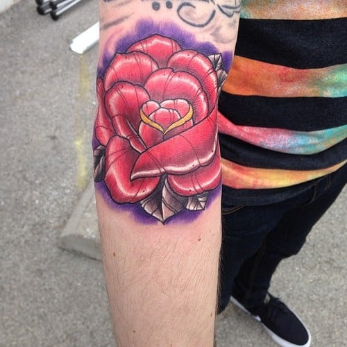 Tatuaje rosa roja en el brazo