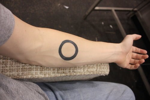 Tatuaje círculo negro