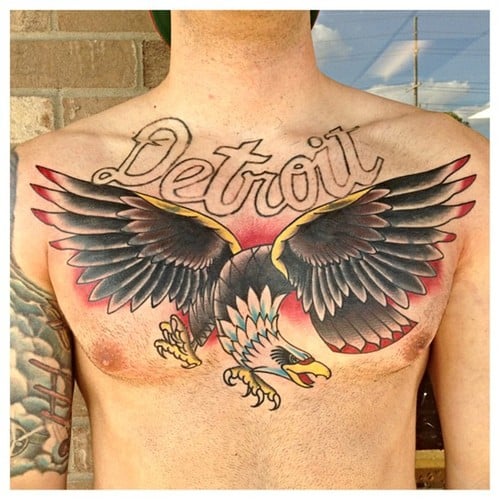 Tatuaje aguila en el pecho