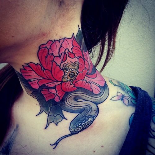 Tatuaje flor en el cuello