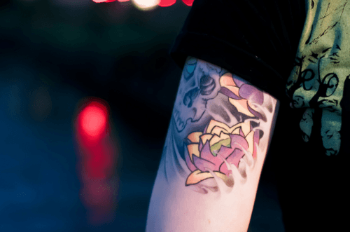 Tatuaje flores loto brazo