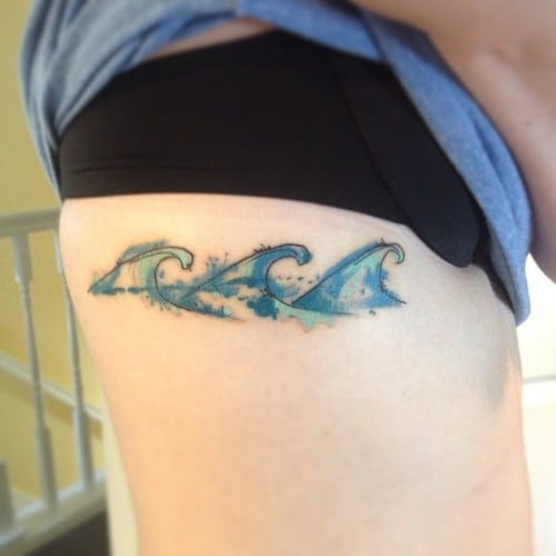 Tatuaje ola abdomen