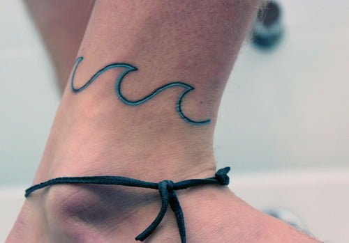 Tatuaje olas pierna