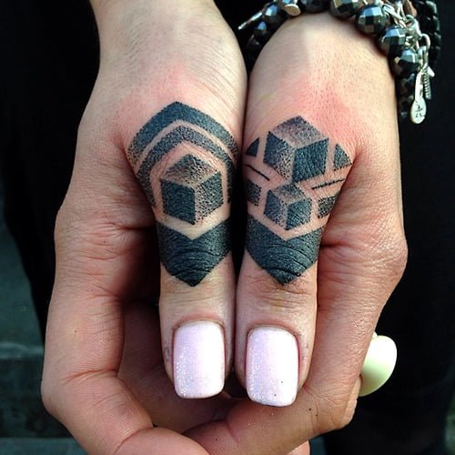 Tatuajes geométricos dedos