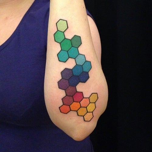 tatuaje hexágonos brazo