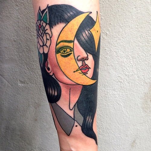 Tatuaje chica lunar