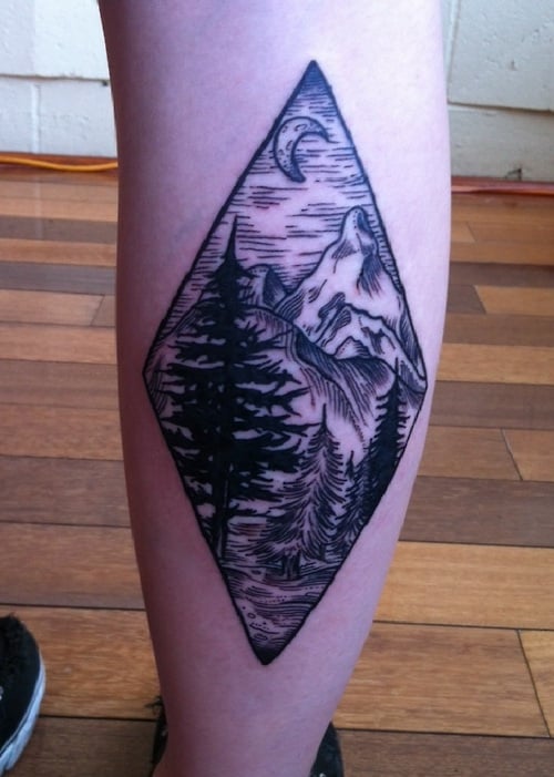 Tatuaje diamante con montañas