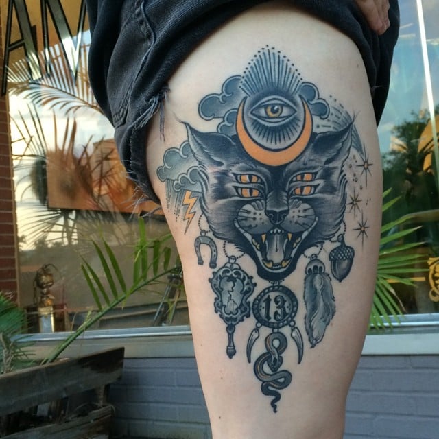 Tatuaje gato negro en la pierna