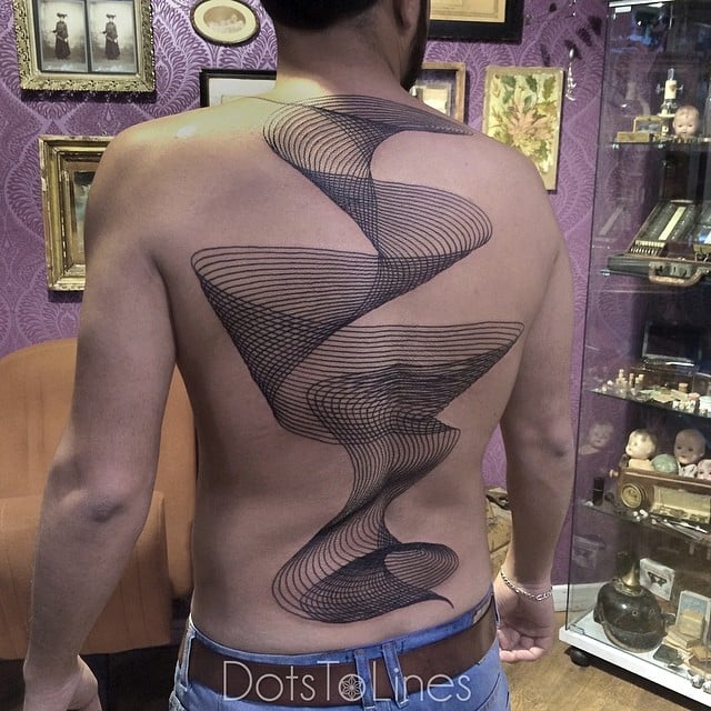 Tatuaje geométrico en la espalda