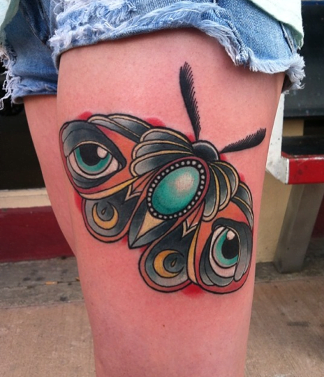 Tatuaje mariposa gris