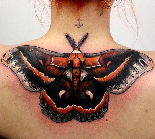 Tatuaje mariposa negra en la espalda
