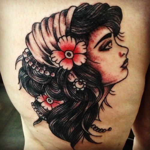 Tatuaje mujer con pañuelo