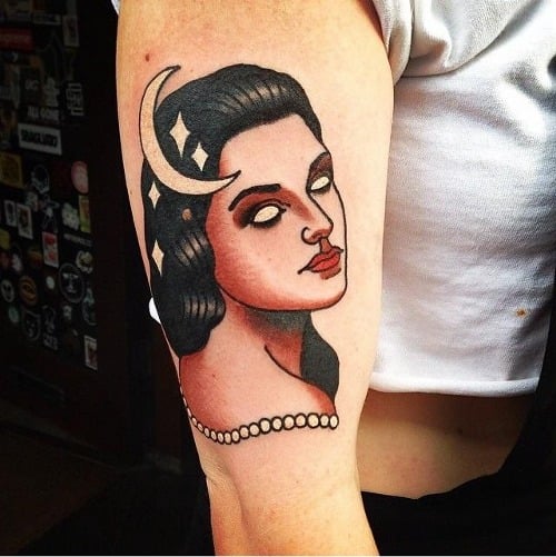 Tatuaje mujer pelo negro