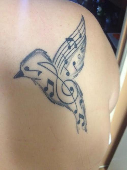Tatuaje pájaro musical