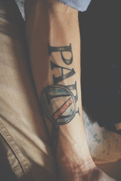 Tatuaje texto en el brazo