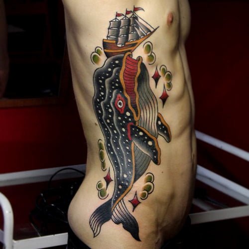 Tatuaje ballena costado